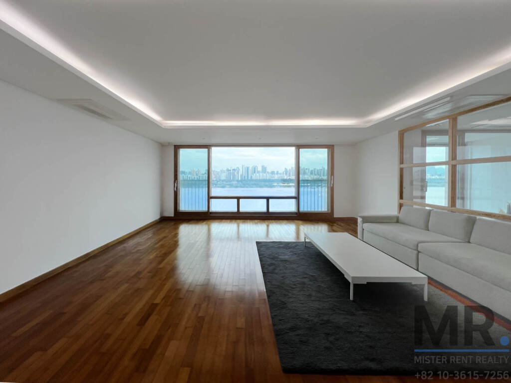 4-bedroom apartment for rent in Hannam-dong, Seoul – spacious living room with teak floors and Han River view windows