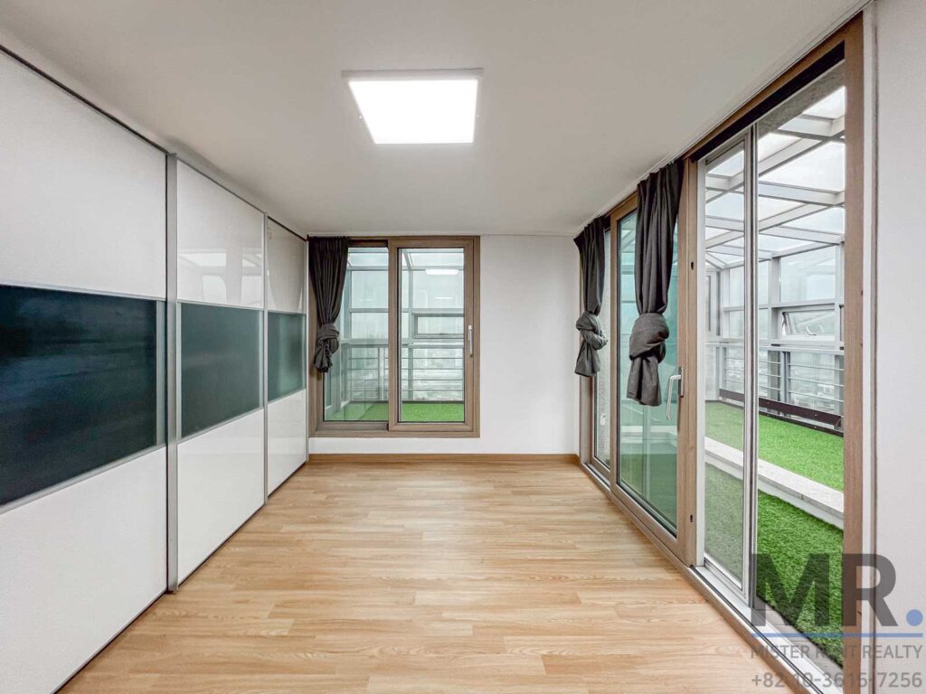 Itaewon-2BR-Low-Rise-Villa-Beautiful-Namsan-View-(H+)-2