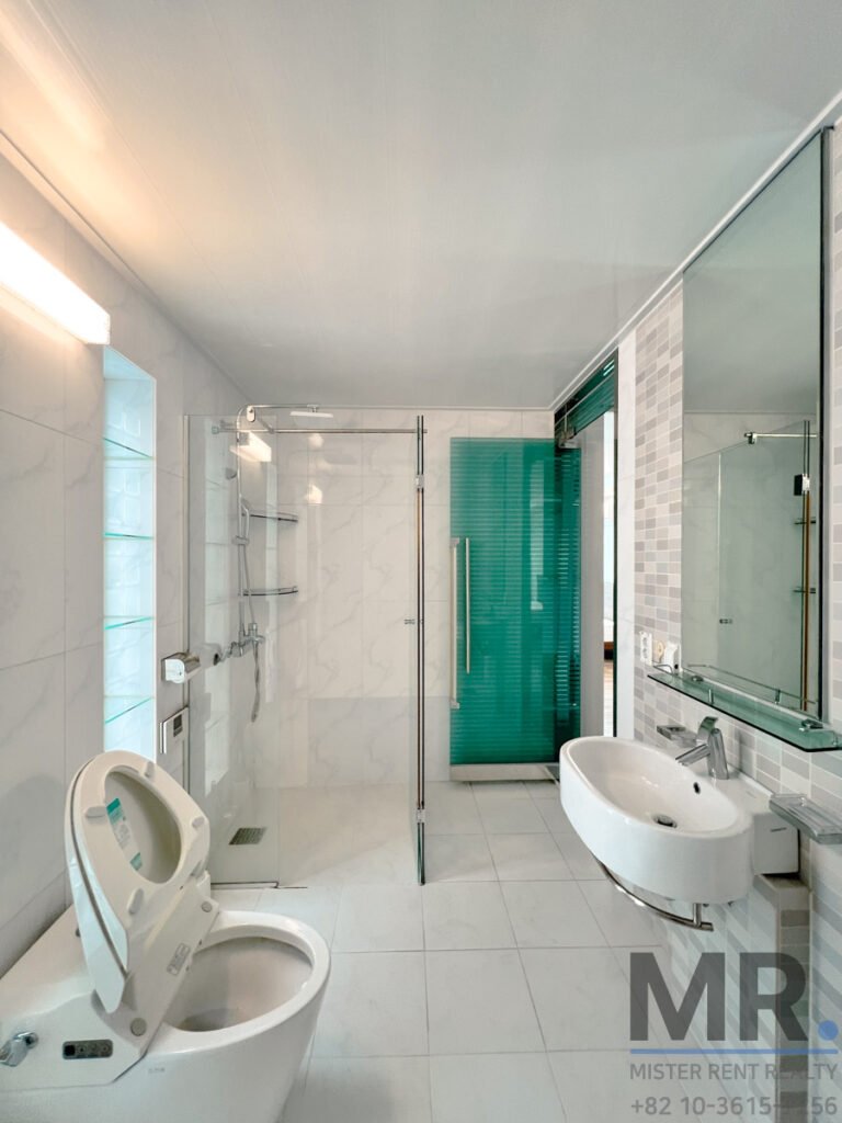 Itaewon-4BR-Low-Rise-Villa-Beautiful-Terrace-(H+)-10