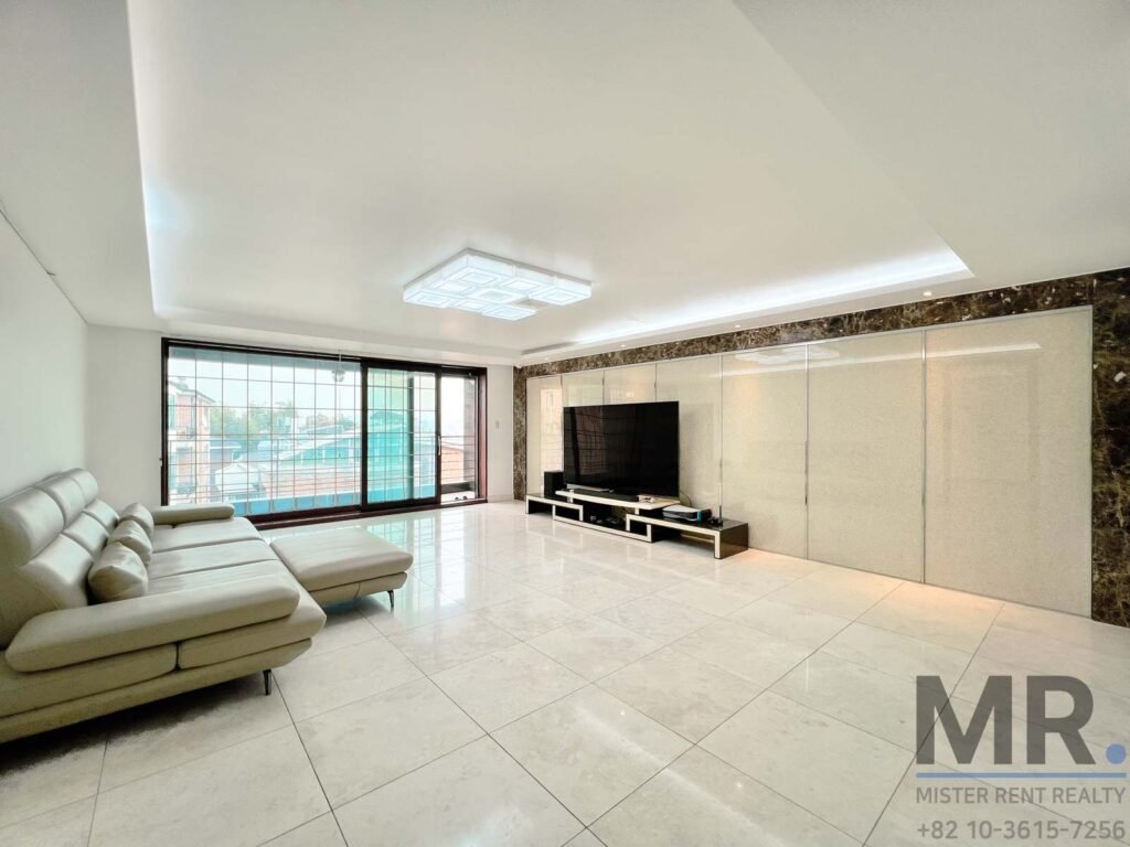 Itaewon-4BR-Low-Rise-Villa-Beautiful-Terrace-(H+)-11