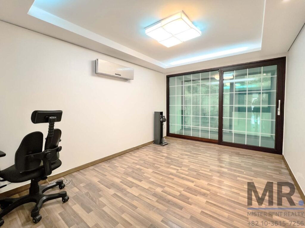 Itaewon-4BR-Low-Rise-Villa-Beautiful-Terrace-(H+)-18