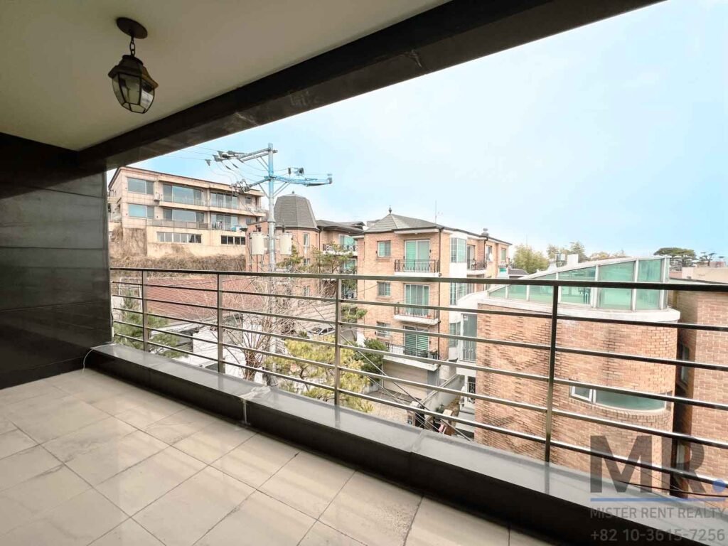 Itaewon-4BR-Low-Rise-Villa-Beautiful-Terrace-(H+)-2