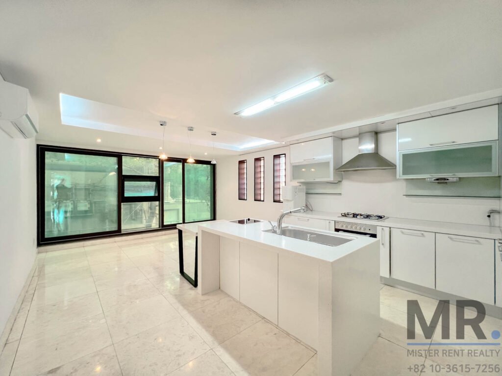 Itaewon-4BR-Low-Rise-Villa-Beautiful-Terrace-(H+)-21