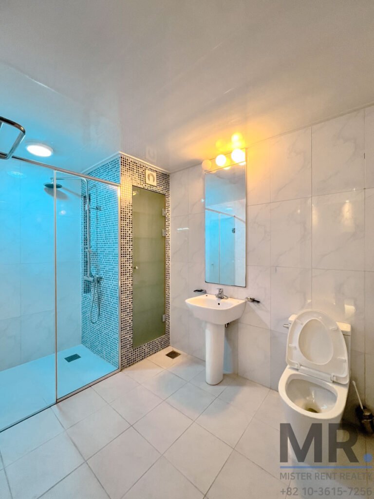 Itaewon-4BR-Low-Rise-Villa-Beautiful-Terrace-(H+)-26