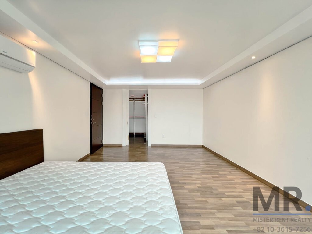 Itaewon-4BR-Low-Rise-Villa-Beautiful-Terrace-(H+)-27