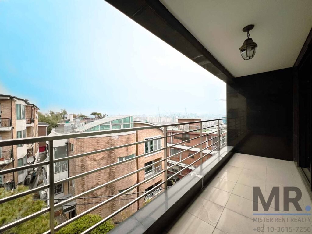 Itaewon-4BR-Low-Rise-Villa-Beautiful-Terrace-(H+)-3