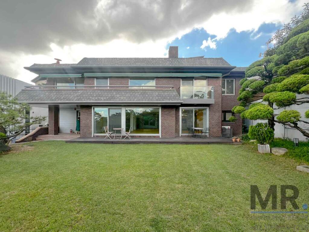 4-bedroom house for rent in Seongbuk-dong, Seoul – two-story brick house with a wide lawn and sculpted pine trees