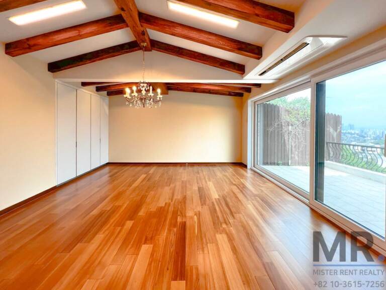 Dining room with chandelier, built-in storage and sliding doors to the terrace