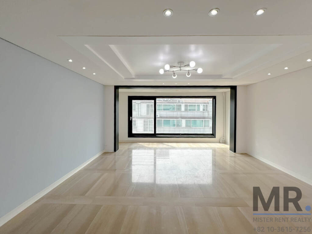 4-bedroom apartment for rent in Bangbae, Seoul – bright living room with polished marble floor and recessed lighting