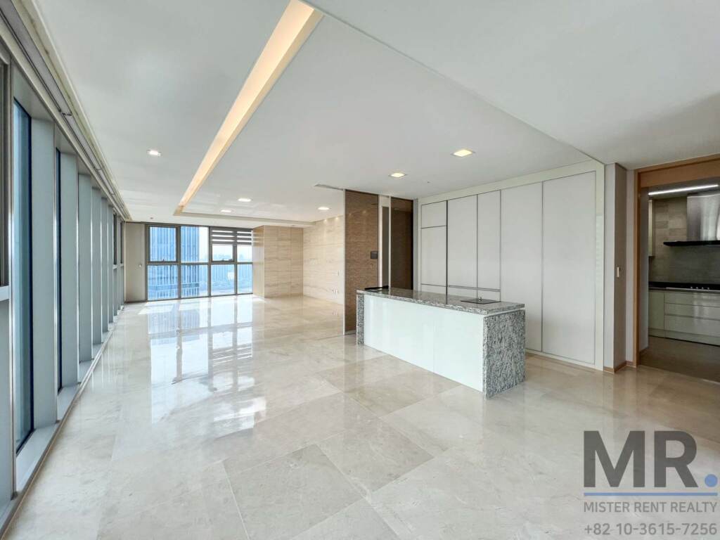 4-bedroom apartment for rent in Yongsan, Seoul – open living room with marble floors, granite kitchen island and floor-to-ceiling windows