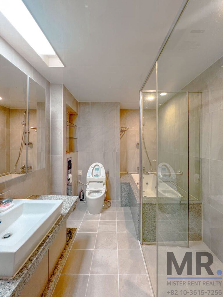 YongsanStation-4BR-High-Rise-Modern&Convinient-12