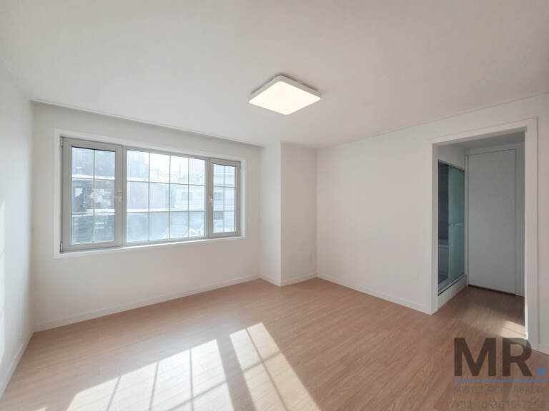 Bedroom with large window, oak-look floor and en-suite doorway