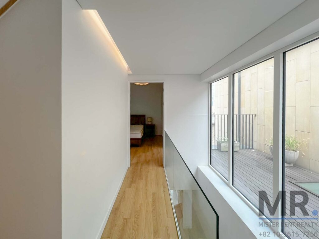 Seoul-French-Village-3BR-Rental-Villa-Modern-Terrace-1204