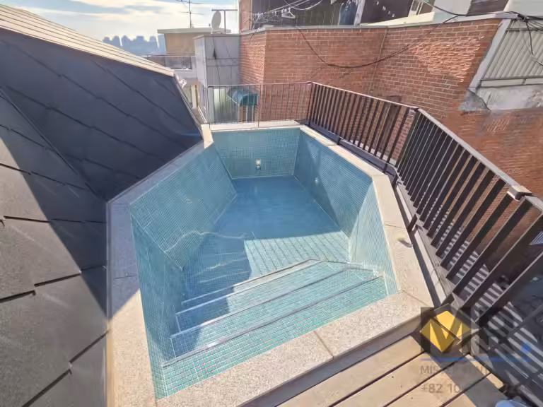 1-bedroom villa for rent in Itaewon, Seoul – private rooftop plunge pool with tiled steps and timber deck